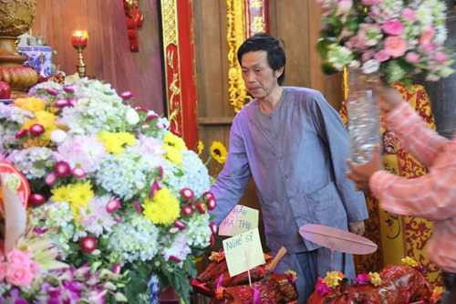 Hoài Linh gầy nhom tự tay lau dọn nhà Tổ gây xúc động - 2