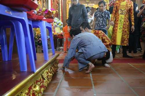 Hoài Linh gầy nhom tự tay lau dọn nhà Tổ gây xúc động - 4