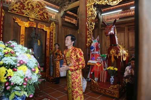 Hoài Linh gầy nhom tự tay lau dọn nhà Tổ gây xúc động - 1