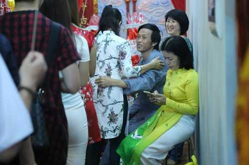 Hoài Linh gầy nhom tự tay lau dọn nhà Tổ gây xúc động - 10