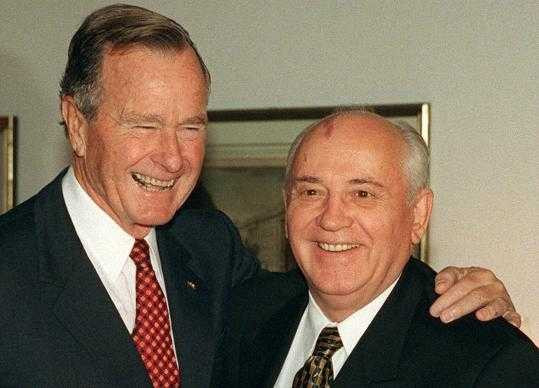Gorbachev bên cạnh Tổng thống Mỹ George H. Bush.
