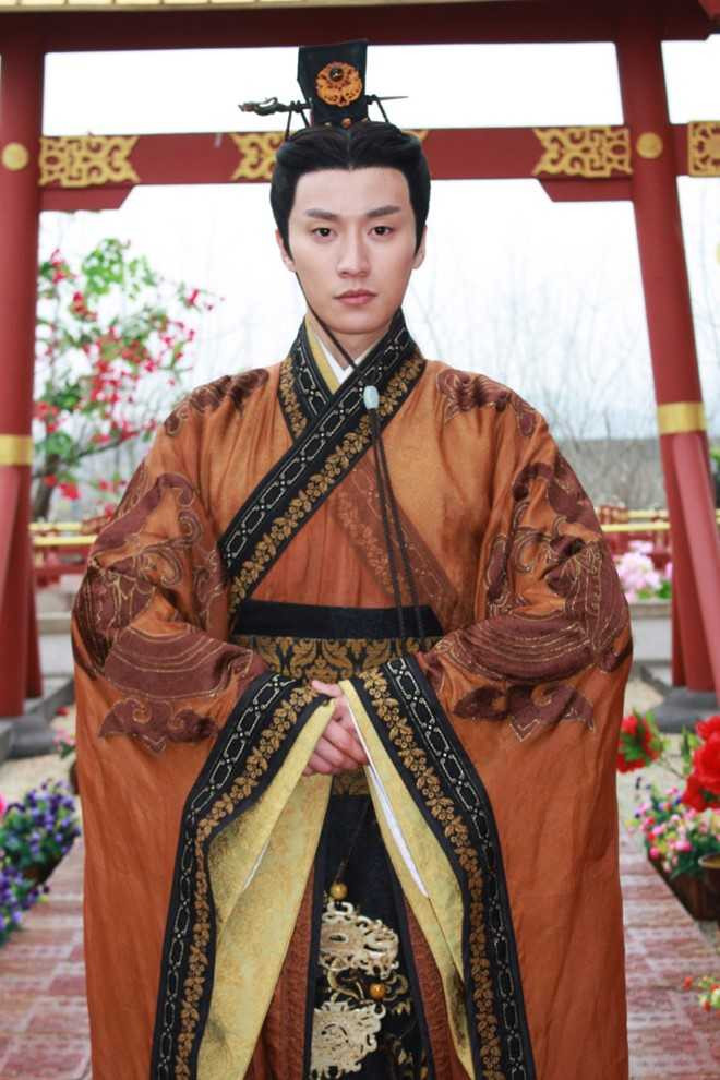 Tai tu 'Hoa ra anh van o day' trum nylon tu tu o tuoi 28 hinh anh 2