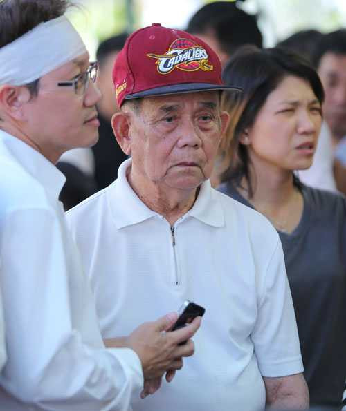 Người bố 95 tuổi thẫn thờ nhìn di ảnh Minh Thuận - 2