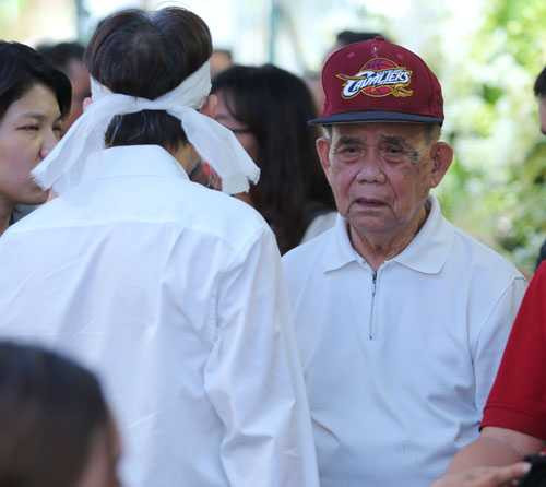 Người bố 95 tuổi thẫn thờ nhìn di ảnh Minh Thuận - 4