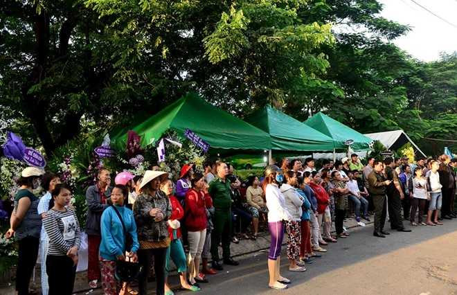 Con gai NSND Thanh Tong nghen ngao trong dam tang cha hinh anh 8