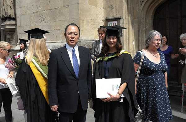 Ngất ngây vẻ đẹp như ánh trăng của con gái 