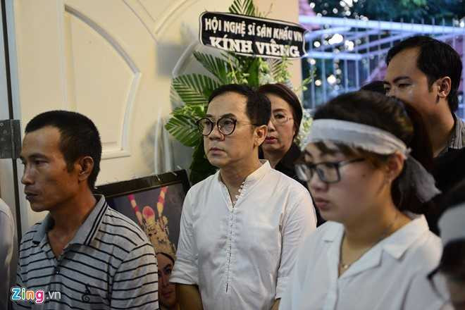 Nhieu nghe si den dua tien NSND Thanh Tong sang som nay hinh anh 3