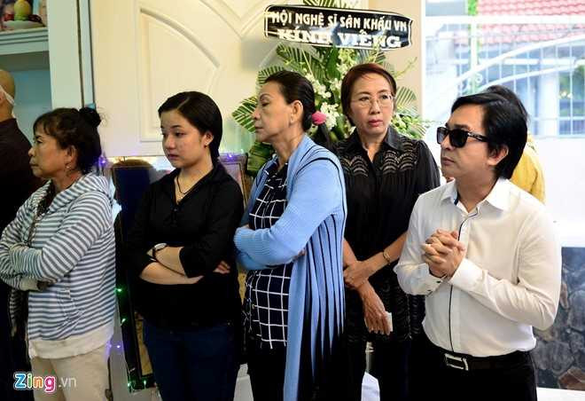 Nhieu nghe si den dua tien NSND Thanh Tong sang som nay hinh anh 7