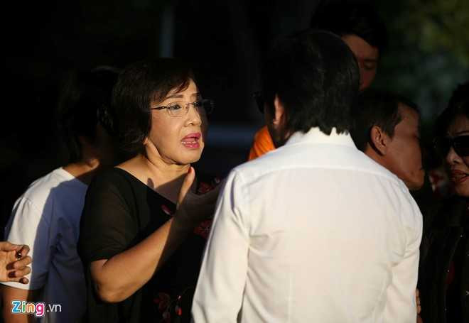 Nhieu nghe si den dua tien NSND Thanh Tong sang som nay hinh anh 5