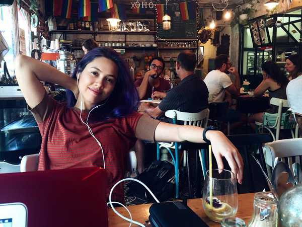 Người đẹp tìm thấy cảm giác thân thuộc tại một quán cà phê ở Israel có phong cách giống ở TP HCM.