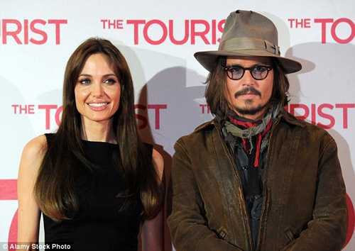 Tròn tuần ly dị, Angelina có 