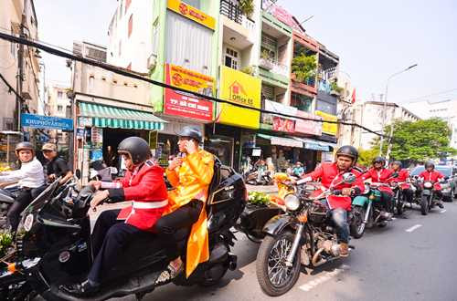 Đoàn gồm 10 chiếc môtô và sidecar gây chú ý trên đường phố Sài Gòn.