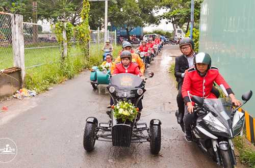 Chú rể cho biết anh mất hơn một tháng để chuẩn bị cho lễ rước dâu, kể cả việc nhờ các mối quan hệ bạn bè để có đủ số lượng môtô như mong muốn.