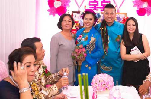 Đôi uyên ương diện trang phục áo dài lấy ý tưởng từ bộ phim 