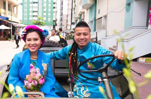 Trước đó, cô dâu từng đặt ra thử thách cho DJ là phải đưa cô đi qua 20 quốc gia mới chịu lấy anh. Anh thực hiện xong điều này trong vòng hai năm rưỡi.