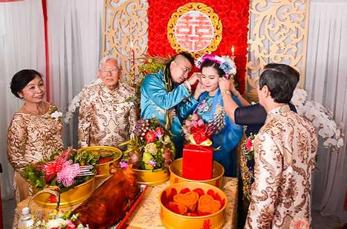 Wang Trần - Thanh Nhân thực hiện nghi thức cưới theo phong tục truyền thống của người Việt.