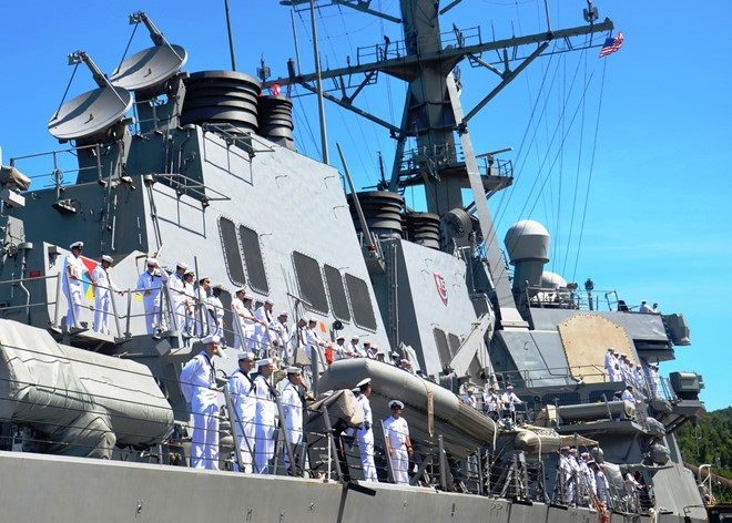 Tau chien My den Da Nang dien tap tim kiem cuu nan hinh anh 1