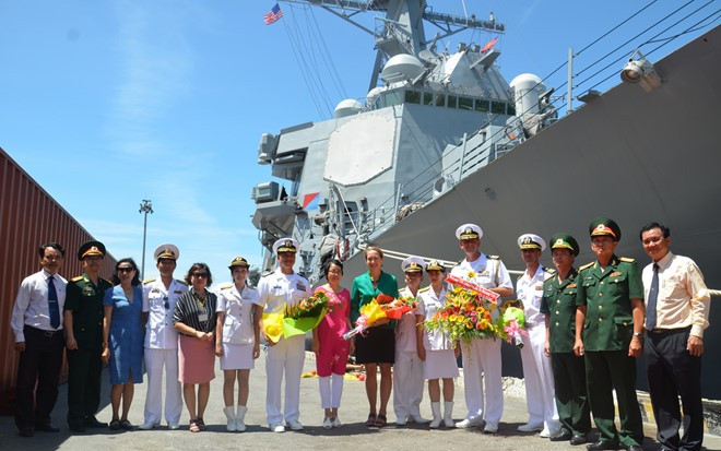 Tau chien My den Da Nang dien tap tim kiem cuu nan hinh anh 2