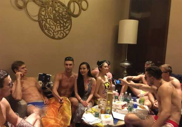 Một vài hình ảnh mới của Can Lộ Lộ vừa bị tung lên mạng và gây chú ý. Theo 163, cô gái tham gia hoạt động từ thiện ở Đông Quản, Quảng Đông hôm 28/9. Để quyên tiền cho sự kiện, các người mẫu (trong đó có cả nam giới nước ngoài) bán khỏa thân để vẽ body painting.