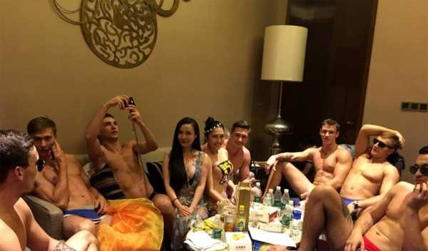 Hình ảnh cô đào bên các mẫu nam là đề tài bàn tán xôn xao trong công chúng.