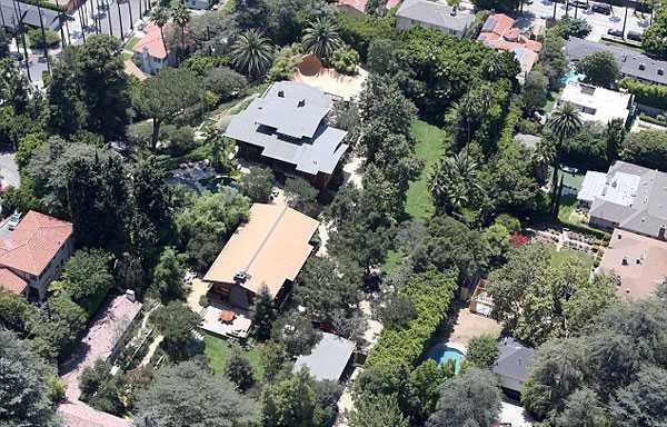 Gia đình Jolie-Pitt sống chủ yếu tại biệt thự ở Los Angeles, Mỹ (trong ảnh), nhưng Jolie được cho là muốn chuyển hẳn tới Anh để tham gia chính trường.