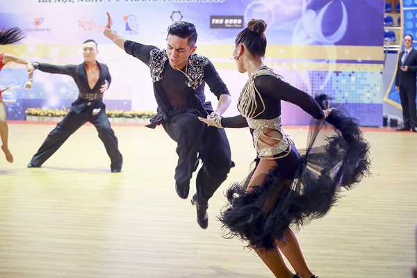 Trong lúc vợ bận rộn làm giám khảo, Phan Hiển tập trung cho phần thi Latin cùng bạn diễn Vân Diễm. Sau một năm nghỉ ngơi để chăm sóc con trai và bà xã, anh mới quay lại sàn đấu.