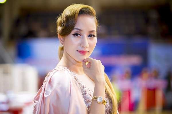 Cô khoe khéo chiếc đồng hồ bằng vàng mà ông xã Phan Hiển mới mua tặng. Món phụ kiện này là sản phẩm của một thương hiệu nổi tiếng Thụy Sĩ.