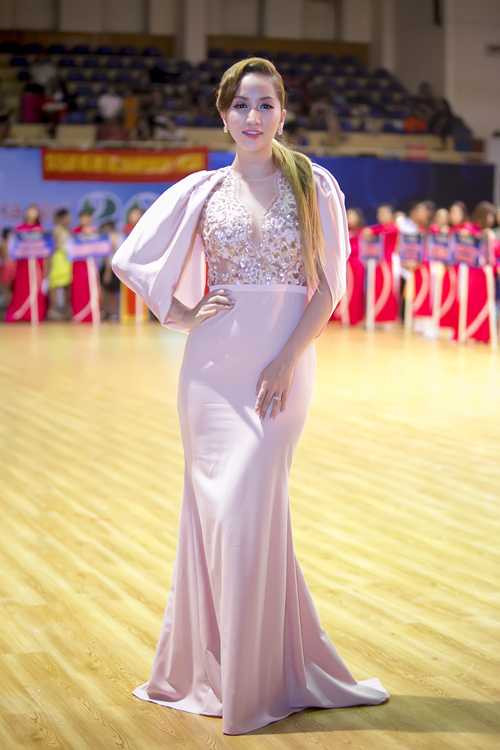 Khánh Thi mặc đầm lộng lẫy của NTK Tuấn Trần khi bay ra Hà Nội chấm giải Khiêu vũ thể thao quốc tế vào cuối tuần qua.