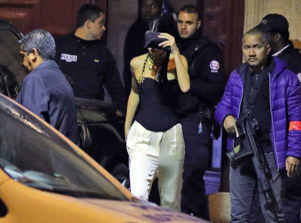 Em gái Kim - siêu mẫu Kendall Jenner - đến khách sạn nơi chị bị cướp.