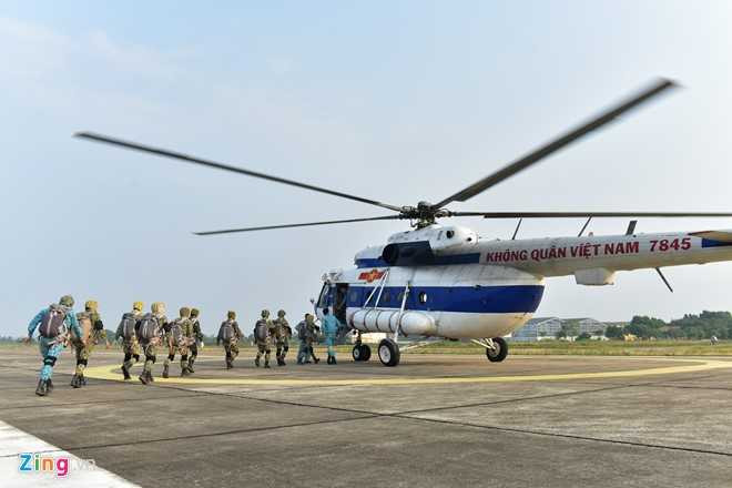 Man cau hon bat ngo khi nhay du tu truc thang o do cao 800 m hinh anh 12