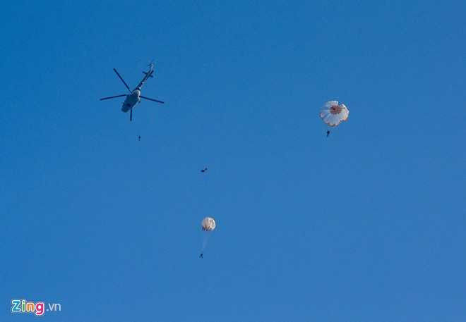 Man cau hon bat ngo khi nhay du tu truc thang o do cao 800 m hinh anh 13