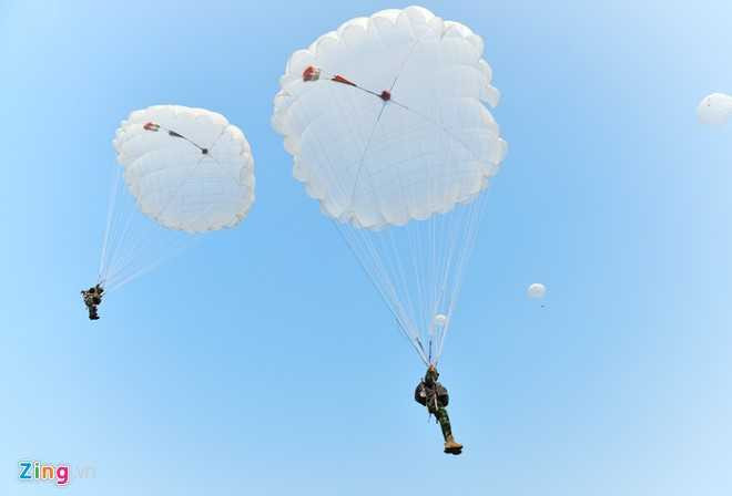 Man cau hon bat ngo khi nhay du tu truc thang o do cao 800 m hinh anh 14