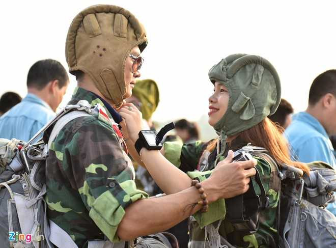 Man cau hon bat ngo khi nhay du tu truc thang o do cao 800 m hinh anh 1