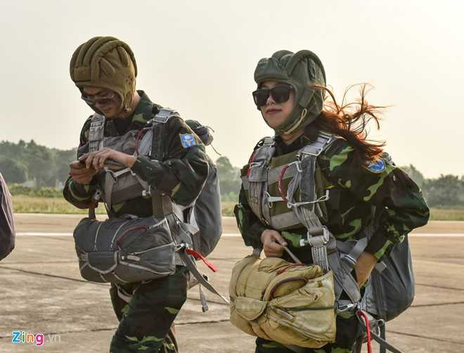 Man cau hon bat ngo khi nhay du tu truc thang o do cao 800 m hinh anh 2