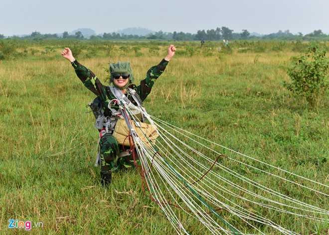 Man cau hon bat ngo khi nhay du tu truc thang o do cao 800 m hinh anh 3