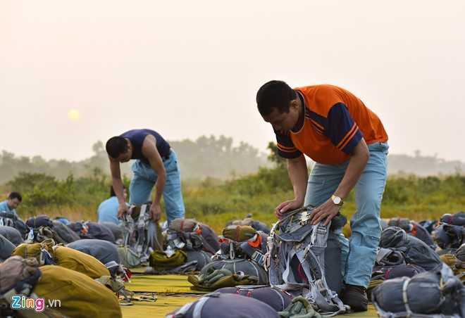 Man cau hon bat ngo khi nhay du tu truc thang o do cao 800 m hinh anh 6
