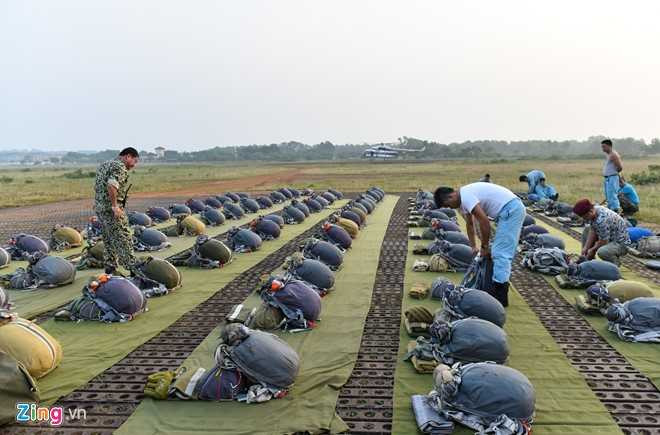 Man cau hon bat ngo khi nhay du tu truc thang o do cao 800 m hinh anh 9