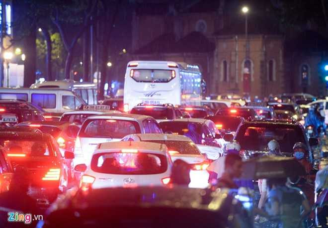 Duong pho Sai Gon lai 'ket cung' sau mua hinh anh 1
