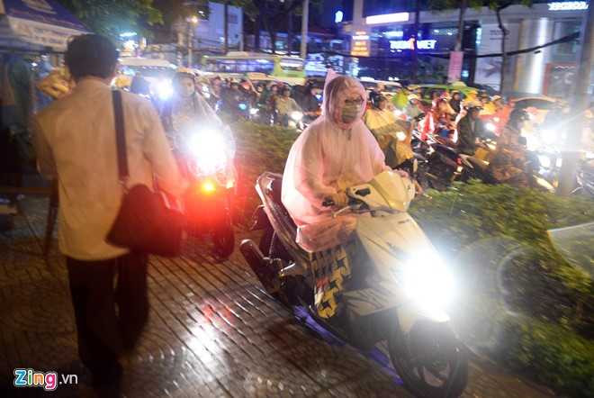 Duong pho Sai Gon lai 'ket cung' sau mua hinh anh 12