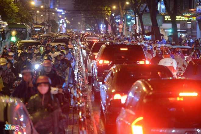 Duong pho Sai Gon lai 'ket cung' sau mua hinh anh 15