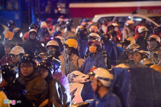 Duong pho Sai Gon lai 'ket cung' sau mua hinh anh 2