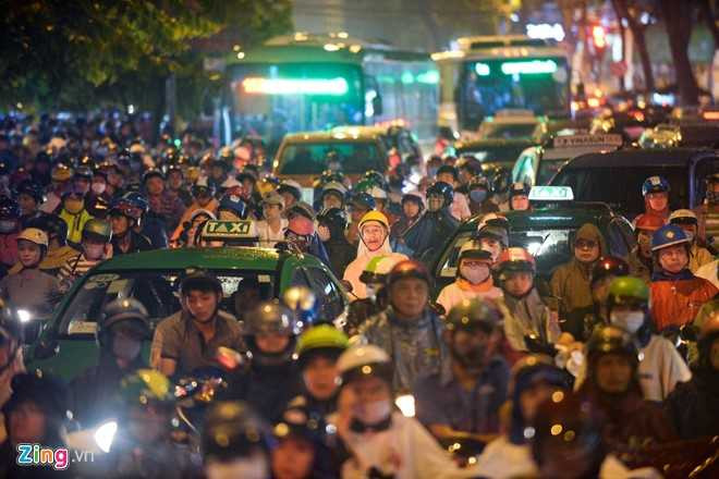 Duong pho Sai Gon lai 'ket cung' sau mua hinh anh 3