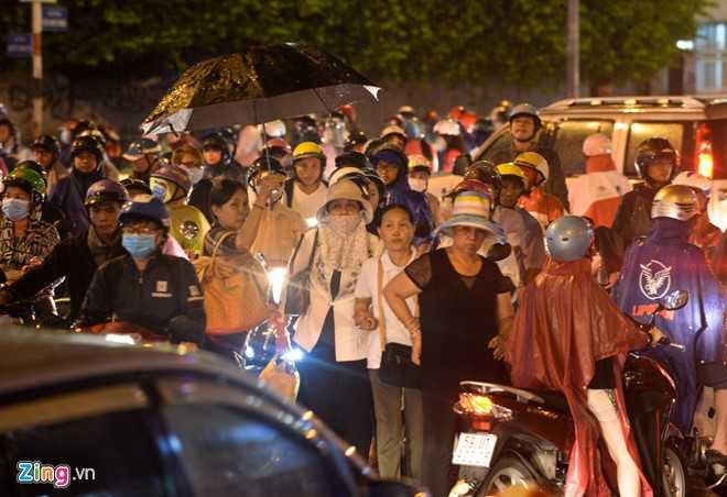 Duong pho Sai Gon lai 'ket cung' sau mua hinh anh 4