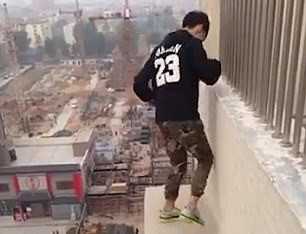 Chang trai lieu mang nhay tren mep tuong cua tang 22 hinh anh 2