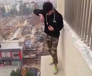 Chang trai lieu mang nhay tren mep tuong cua tang 22 hinh anh 1