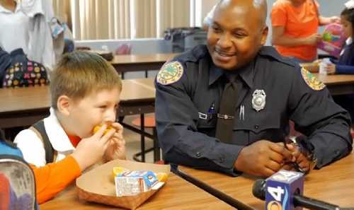 Oscar hạnh phúc ăn sáng tại trường với không chỉ một mà đến 4