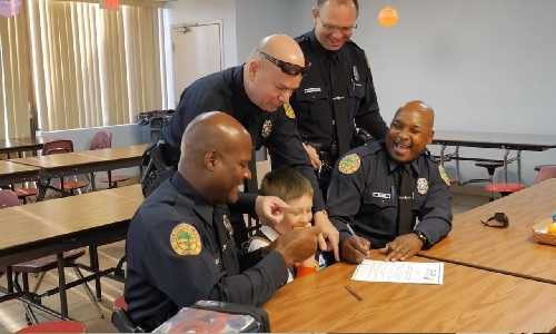 4 cảnh sát thay mặt bố Oscar ký bản cam kết với nhà trường. Ảnh: The Huffington Post