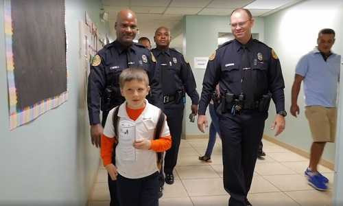 4 cảnh sát thành phố Miami nhận lời đề nghị của mẹ Oscar, hộ tống cậu bé tới trường thay bố. Ảnh: The Huffington Post
