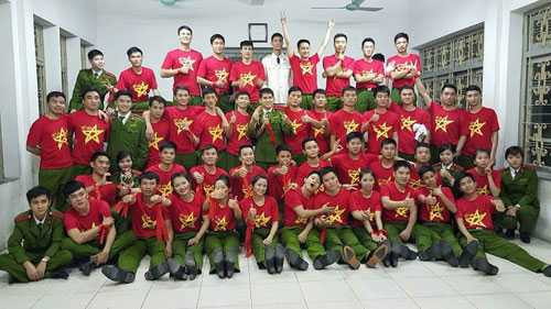 Với thủ khoa Nguyễn Thị Nga, tập thể lớp B1C1H01S, chuyên ngành Cảnh sát khu vực và thầy cô trường Cao đẳng Cảnh sát nhân dân I là người thân, gia đình thứ 2. Ảnh: NVCC.