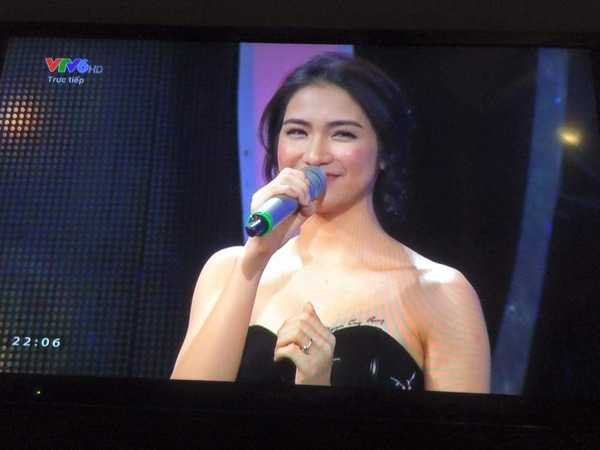 Hòa Minzy mặc áo trễ cổ, hé lộ 